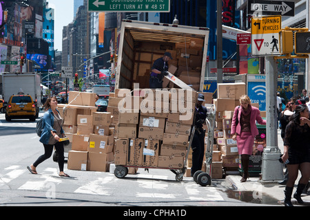 Mitarbeiter von FedEx Sortieren Pakete für die Lieferung in Midtown Manhattan in New York auf Freitag, 18. Mai 2012. (© Richard B. Levine) Stockfoto