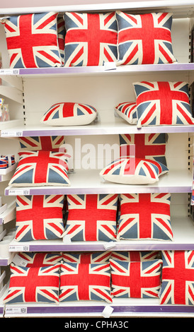 Union Jack-Kissen auf Regalen, London, England, UK Stockfoto