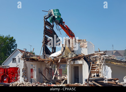 Ein Haus wird durch Einsatz des Baggers um Platz für einen neuen Supermarkt, Dänemark machen abgerissen. Stockfoto