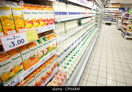 Anzeige von Fruchtsaft und Milch in einem Kühler bei einem Tesco Express, London, England, UK Stockfoto