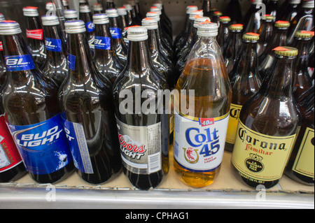 Quart und größere Flaschen Bier und Starkbier sind in einem Lebensmittelgeschäft Kühler in New York gesehen. Stockfoto