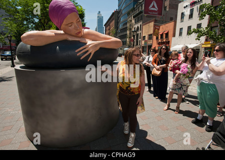 "Überleben von Serena", ist eine monumentale Skulptur des Künstlers Carole Feuerman in Soho in New York vorgestellt Stockfoto