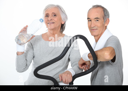 Älteres Ehepaar zusammen trainieren Sie im Fitness-Studio Stockfoto