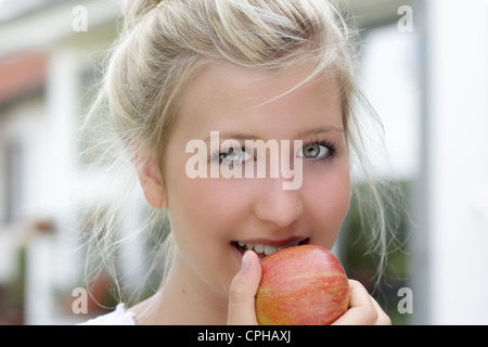 Junges Mädchen einen Apfel essen Stockfoto