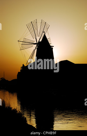 Sonnenuntergang in Saline Ettore & Infersa. Marsala, Trapani Bezirk, Sizilien, Italien Stockfoto