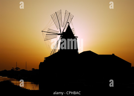 Sonnenuntergang in Saline Ettore & Infersa. Marsala, Trapani Bezirk, Sizilien, Italien Stockfoto