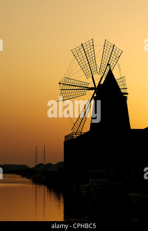 Sonnenuntergang in Saline Ettore & Infersa. Marsala, Trapani Bezirk, Sizilien, Italien Stockfoto