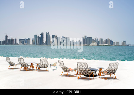 Moderne Sitzgelegenheiten im Freien im Waterfront Café mit Blick auf Skyline von Doha in Katar