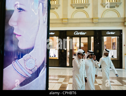 Westliche Werbung Plakatwand in gehobenen modernen Villagio Mall in Doha Katar Stockfoto