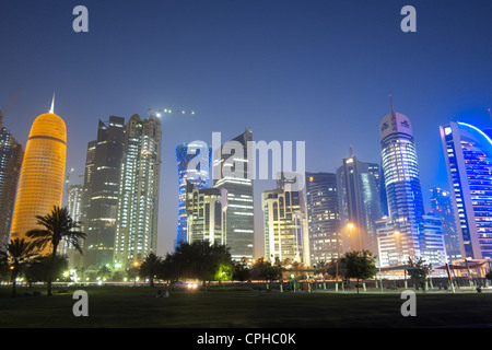 Abends Blick auf moderne Wolkenkratzer in der Nacht an der Corniche im neuen Geschäft Bezirk von Doha in Katar Stockfoto