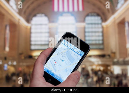 Apple iPhone und Grand Central Station Terminal. Orientierungskarte der Grand Central Station Stockfoto