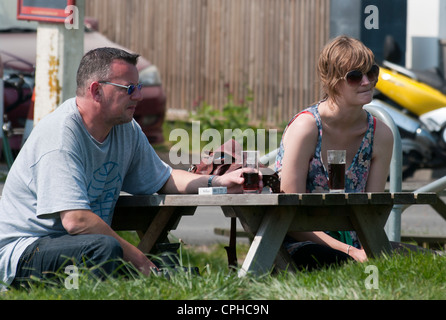 Menschen paar trinken In einem Gastgarten Stockfoto
