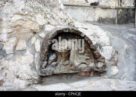 Kleine Skulptur von Jesus im Garten Gethsemane betet. In die Mauer des Gartens in der Nähe der Kirche aller Nationen in Jerusalem Stockfoto