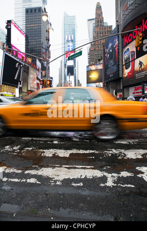 Die kultigen gelbes Taxi im Times Square in New York City, USA. Times Square in New York, Times Square, Times Square New York City, mal s Stockfoto