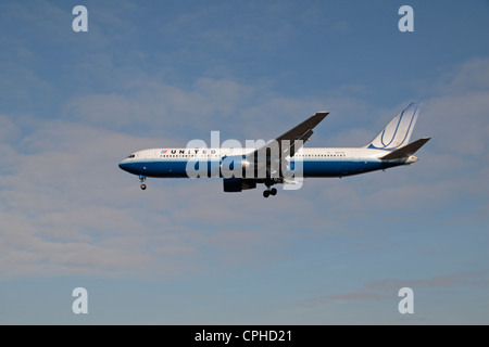 Die United Airlines Boeing 767-322(ER) landen am Flughafen Heathrow, London, UK. Stockfoto