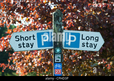 Kurzer Aufenthalt/Langer Aufenthalt Parkplatz unterzeichnen. Devon, England Stockfoto