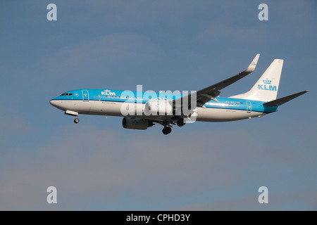 KLM Royal Dutch Airlines Boeing 737-8K2(WL) (PH-BXZ') zu landen am Flughafen Heathrow, London, UK. Stockfoto