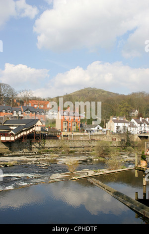 Fluß Dee und Dampf-Eisenbahn und Castel Dinas Bran Llangollen Denbighshire Wales UK Stockfoto