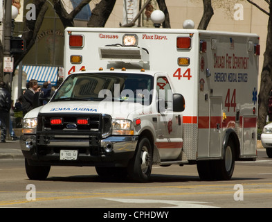 Chicago Fire Department Krankenwagen auf der Michigan Avenue, Chicago IL Stockfoto