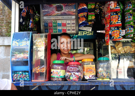 Shop, Mädchen, Frau, Zähler, Latein, Matagalpa, Nicaragua, Mittelamerika Stockfoto