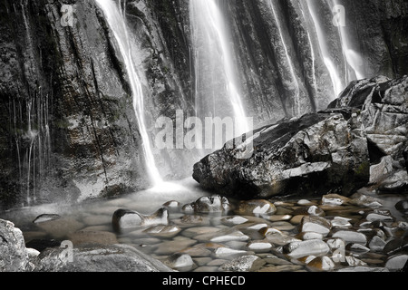 Wasserfall in Ason Fluss Quelle. COLLADOS del Ason Naturpark. Kantabrien, Spanien. Stockfoto