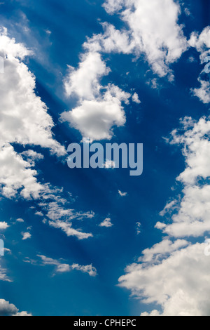 Schuss von Wolken und blauer Himmel im Sommer Stockfoto