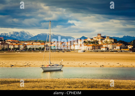 San Vicente De La Barquera Dorf. Kantabrien, Spanien. Stockfoto