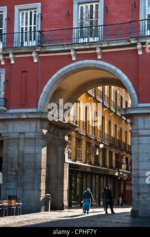 Die Calle Marques Eingang zur Plaza Mayor, Madrid, Spanien Stockfoto