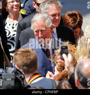 Charles, Prinz von Wales, grüßt die Öffentlichkeit auf einen Rundgang auf der Prince William Street am 21. Mai 2012, in Saint John, Kanada. Stockfoto