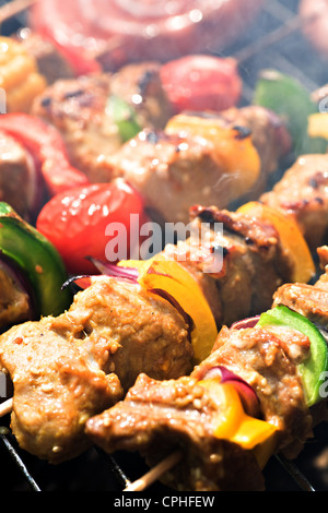 Herunterfahren von Fleisch auf dem Grill en brochette hautnah Stockfoto