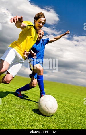 zwei Fußballspieler vom gegnerischen Team auf dem Feld Stockfoto