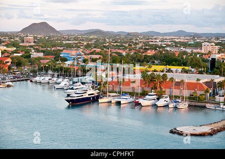 Ein Blick auf den Haupthafen auf Aruba suchen im Landesinneren. Niederländische Provinz namens Oranjestad, Aruba - schönen Karibik-Insel. Stockfoto