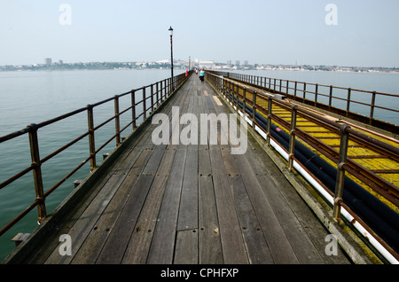 Rückblick auf Southend direkt am Meer auf dem Pier, Essex, England Stockfoto