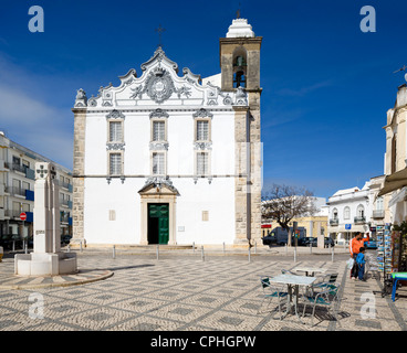 Die Kirche Nossa Senhora Rosario in der Praca da Restauracao in der Altstadt, Olhao, Algarve, Portugal Stockfoto