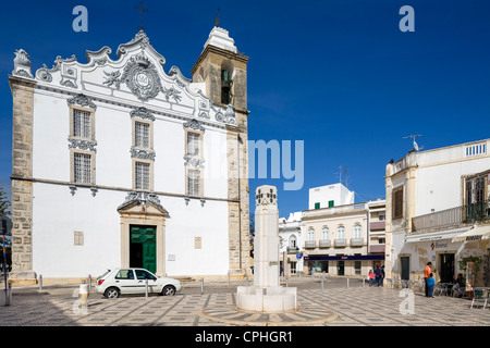 Die Kirche Nossa Senhora Rosario in der Praca da Restauracao in der Altstadt, Olhao, Algarve, Portugal Stockfoto