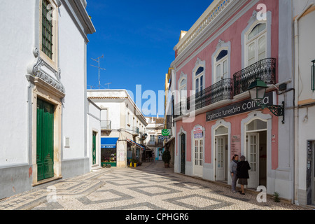 Straße in der Nähe von Praca da Restauracao in der alten Stadtzentrum, Olhao, Algarve, Portugal Stockfoto