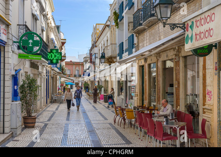 Geschäfte und Café auf der Rua Comercio in der alten Stadtzentrum, Olhao, Algarve, Portugal Stockfoto