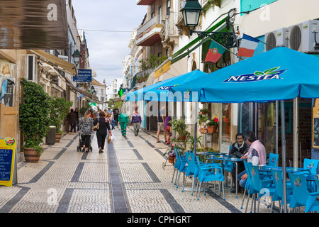 Geschäfte und Café auf der Rua Comercio in der alten Stadtzentrum, Olhao, Algarve, Portugal Stockfoto