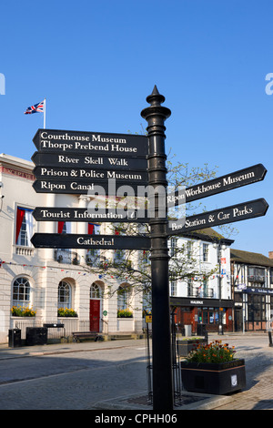 Ripon Stadtzentrum, touristische Informationen Wegweiser. North Yorkshire UK Stockfoto