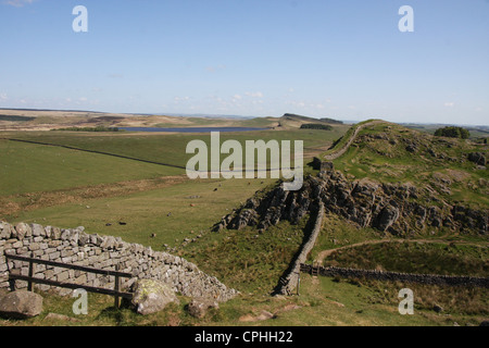 Wanderer zu Fuß entlang Seite Hadrianswall auf Walltown Felsen Stockfoto