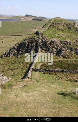 Wanderer zu Fuß entlang Seite Hadrianswall auf Walltown Felsen Stockfoto