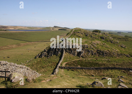 Wanderer zu Fuß entlang Seite Hadrianswall auf Walltown Felsen Stockfoto