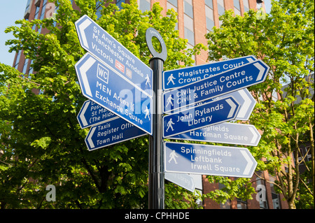 Ein Fußgänger Straße Richtungsanzeiger am Deansgate im Stadtzentrum von Manchester gelegen. Stockfoto