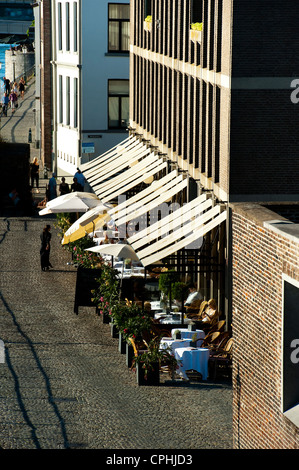 Kaffee-Bars am Flussufer 'Maaspuntweg', Maastricht, Limburg, Niederlande, Europa. Stockfoto