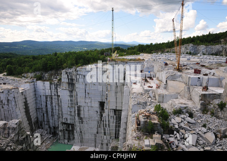 Große Krane bei der Ausgrabung des Granits am Rock of Ages Steinbruch, Barre, Vermont Stockfoto