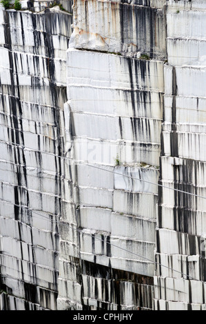 Ein Berg aus Granit auf dem Rock of Ages-Steinbruch in Barre, Vermont, zeigt, wie die Stein vor dem Umzug Ablängen war Stockfoto