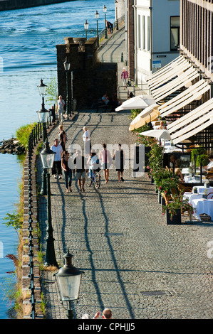 Kaffee-Bars am Flussufer 'Maaspuntweg', Maastricht, Limburg, Niederlande, Europa. Stockfoto