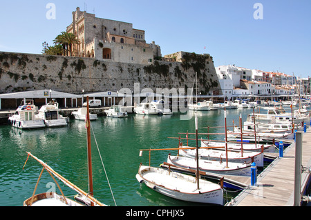 Traditionelle Fischerboote im Hafen von Ciudadella, Ciutadella de Menorca, Menorca, Balearen, Spanien Stockfoto