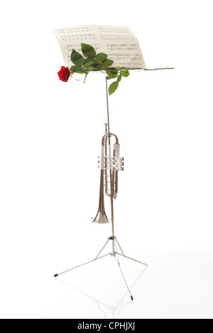 rote Rosen und alten Hinweis Notizen lieben weißen Hintergrundmusik Stockfoto