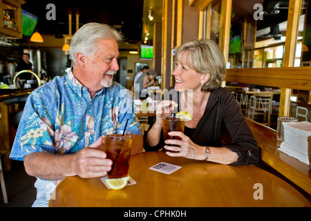 Ein glücklich mittleren gealterten Ehepaar genießen Eistee zusammen in einem Restaurant Long Beach, Kalifornien. Stockfoto